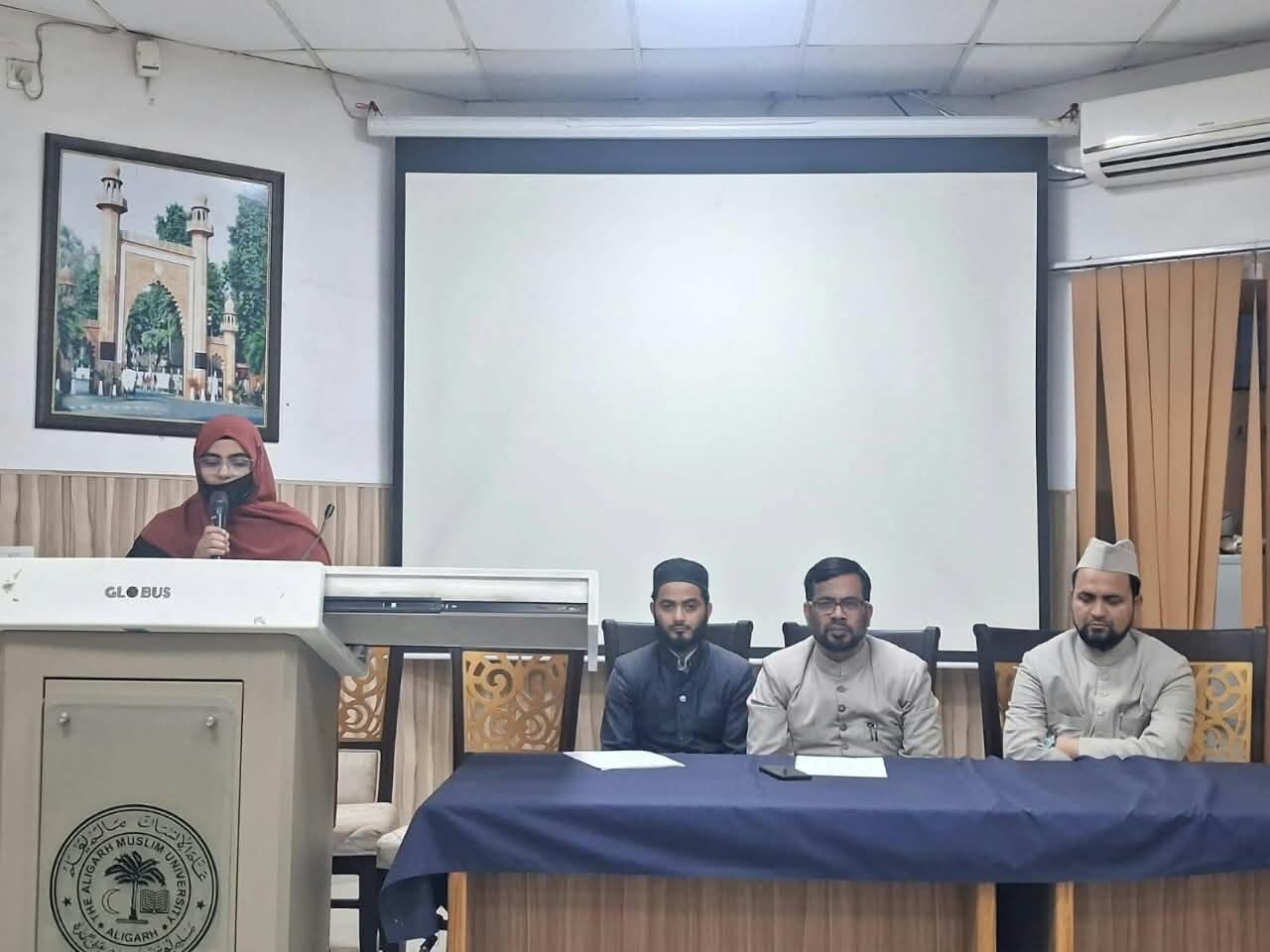 علی گڑھ مسلم یونیورسٹی کے شعبۂ سنی دینیات میں ریسرچ اسکالرز ایسوسی ایشن کے تحت مقالہ خوانی کی نشست:عورتوں کے حقوق کا حقیقی محافظ اسلام ہے، جبکہ قرآن مجید کئی اعتبار سے معجزہ ہے، مقررین