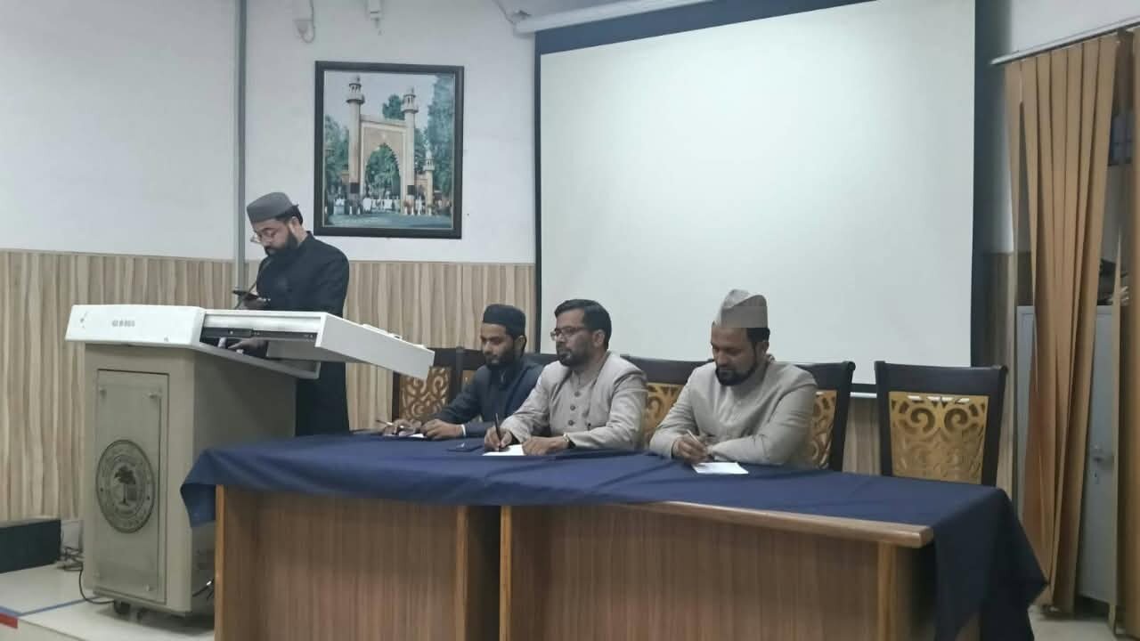 علی گڑھ مسلم یونیورسٹی کے شعبۂ سنی دینیات میں ریسرچ اسکالرز ایسوسی ایشن کے تحت مقالہ خوانی کی نشست:عورتوں کے حقوق کا حقیقی محافظ اسلام ہے، جبکہ قرآن مجید کئی اعتبار سے معجزہ ہے، مقررین