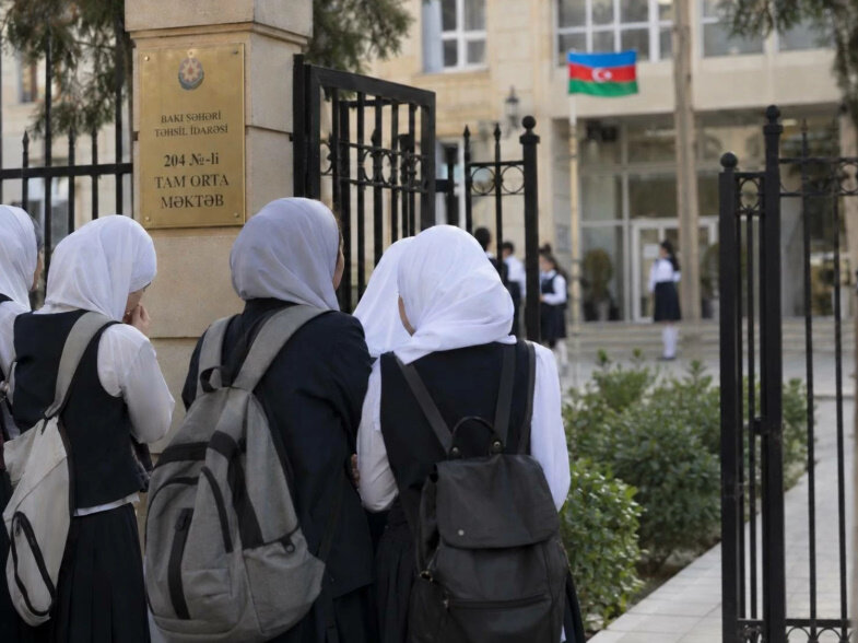 هيئة علماء فلسطين تدعو أذربيجان إلى التراجع عن إجراءات منع الحجاب في المدارس
