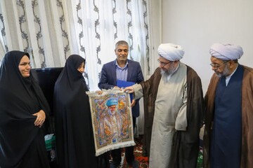 نماینده ولی فقیه در آذربایجان شرقی با خانواده «شهید علی یگانه» در ملکان دیدار کرد