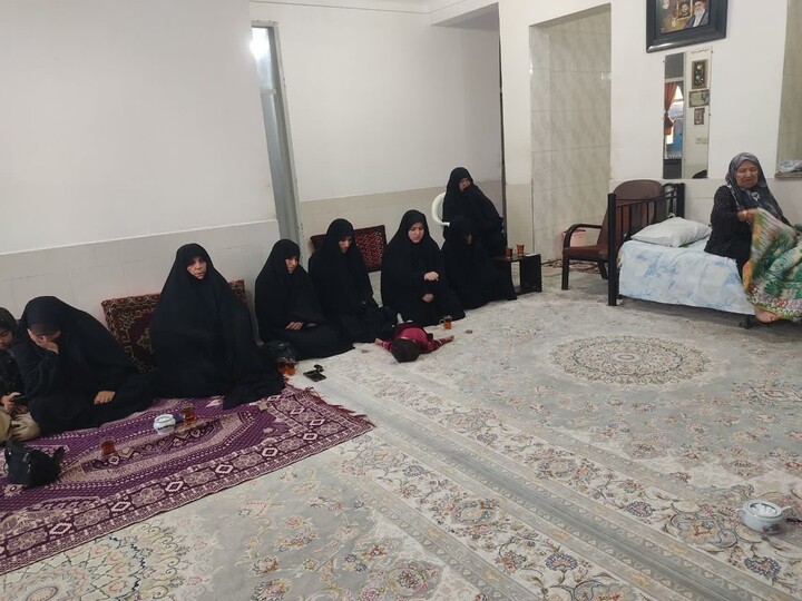 تصاویر| هم‌نشینی با صبر؛ روایتی از دیدار طلاب و خادمان شهدا با خانواده معظم شهید آذربیک در طبس