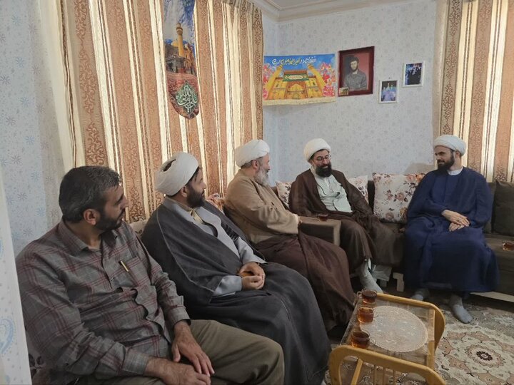 تصاویر/دیدار و تکریم خانواده شهدای روحانی همدان
