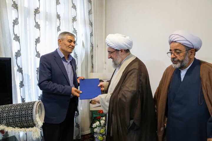 تصاویر / دیدار نماینده ولی فقیه در آذربایجان شرقی با خانواده «شهید علی یگانه» در ملکان