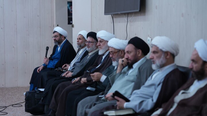 تصاویر/دیدار مسئولان مدارس علمیه و مدیر حوزه علمیه خوزستان با آیت‌الله موسوی جزایری