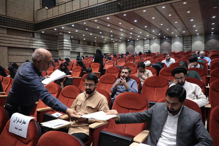 تصاویر/برگزاری آزمون کتبی مسابقات معارفی قرآن کریم، نهج‌البلاغه و صحیفه سجادیه در قم