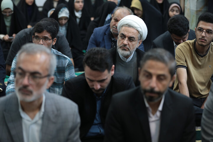 تصاویر/غبارروبی مضجع شریف حضرت موسی مبرقع (ع) در جشن ولادت حضرت زینب (س) / تجلیل از پرستاران نمونه و گروه‌های جهادی