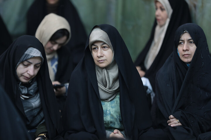تصاویر/غبارروبی مضجع شریف حضرت موسی مبرقع (ع) در جشن ولادت حضرت زینب (س) / تجلیل از پرستاران نمونه و گروه‌های جهادی
