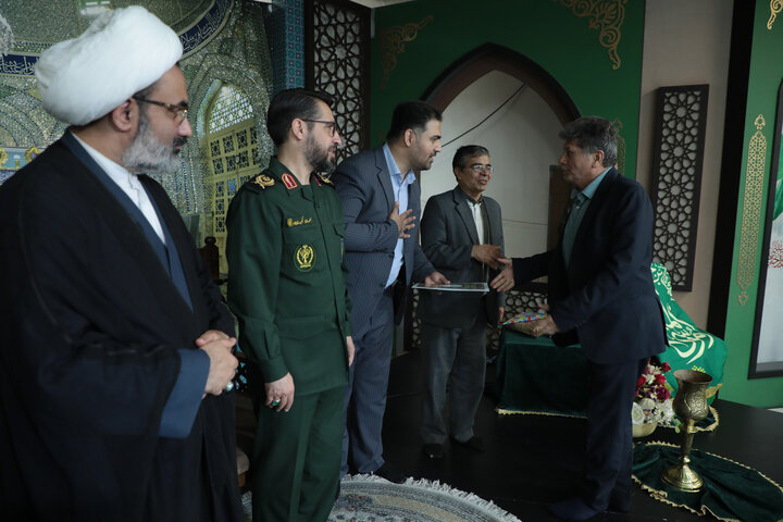 تصاویر/غبارروبی مضجع شریف حضرت موسی مبرقع (ع) در جشن ولادت حضرت زینب (س) / تجلیل از پرستاران نمونه و گروه‌های جهادی