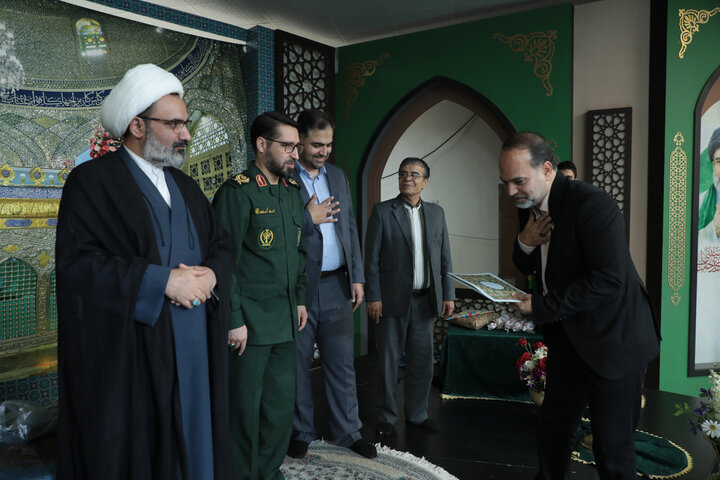 تصاویر/غبارروبی مضجع شریف حضرت موسی مبرقع (ع) در جشن ولادت حضرت زینب (س) / تجلیل از پرستاران نمونه و گروه‌های جهادی