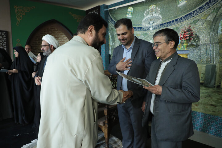 تصاویر/غبارروبی مضجع شریف حضرت موسی مبرقع (ع) در جشن ولادت حضرت زینب (س) / تجلیل از پرستاران نمونه و گروه‌های جهادی
