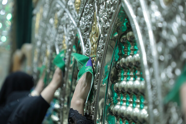 تصاویر/غبارروبی مضجع شریف حضرت موسی مبرقع (ع) در جشن ولادت حضرت زینب (س) / تجلیل از پرستاران نمونه و گروه‌های جهادی