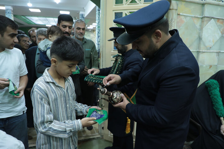 تصاویر/غبارروبی مضجع شریف حضرت موسی مبرقع (ع) در جشن ولادت حضرت زینب (س) / تجلیل از پرستاران نمونه و گروه‌های جهادی