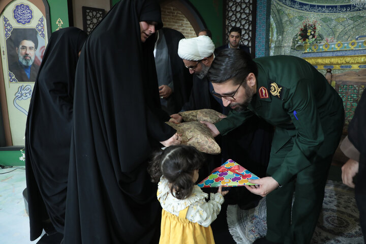 تصاویر/غبارروبی مضجع شریف حضرت موسی مبرقع (ع) در جشن ولادت حضرت زینب (س) / تجلیل از پرستاران نمونه و گروه‌های جهادی