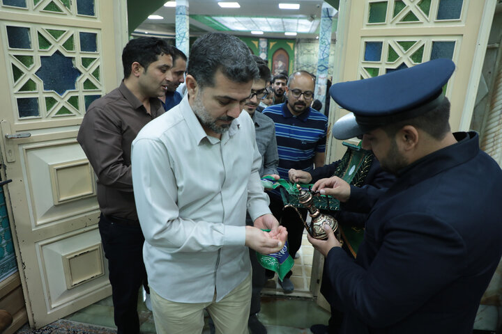 تصاویر/غبارروبی مضجع شریف حضرت موسی مبرقع (ع) در جشن ولادت حضرت زینب (س) / تجلیل از پرستاران نمونه و گروه‌های جهادی