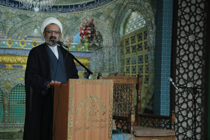 تصاویر/غبارروبی مضجع شریف حضرت موسی مبرقع (ع) در جشن ولادت حضرت زینب (س) / تجلیل از پرستاران نمونه و گروه‌های جهادی