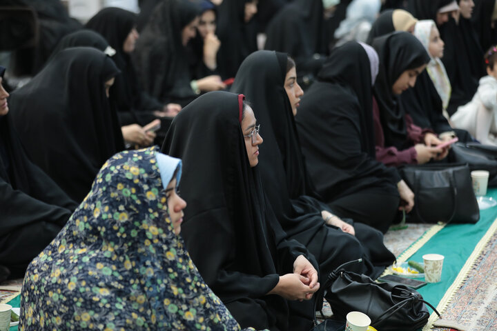 تصاویر/غبارروبی مضجع شریف حضرت موسی مبرقع (ع) در جشن ولادت حضرت زینب (س) / تجلیل از پرستاران نمونه و گروه‌های جهادی