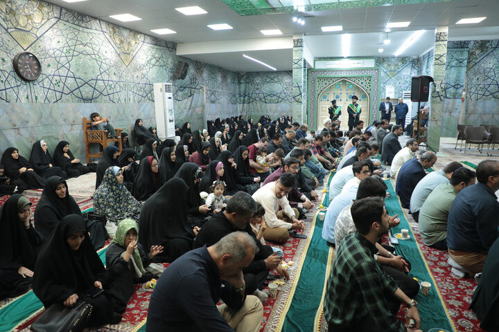 تصاویر/غبارروبی مضجع شریف حضرت موسی مبرقع (ع) در جشن ولادت حضرت زینب (س) / تجلیل از پرستاران نمونه و گروه‌های جهادی