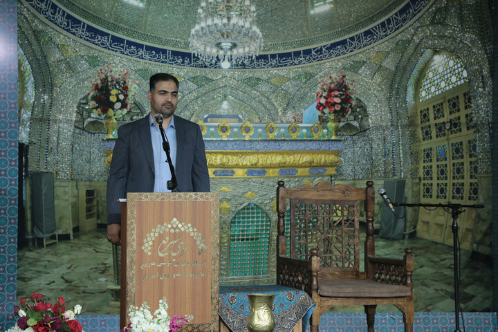 تصاویر/غبارروبی مضجع شریف حضرت موسی مبرقع (ع) در جشن ولادت حضرت زینب (س) / تجلیل از پرستاران نمونه و گروه‌های جهادی