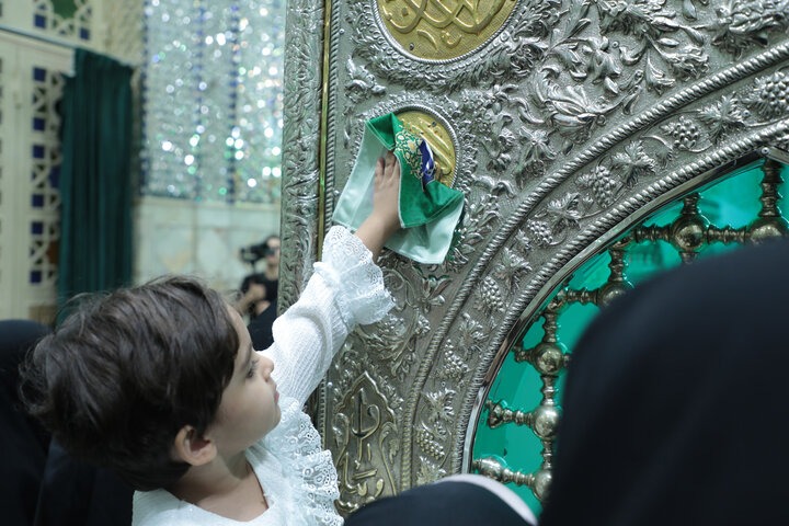 تصاویر/غبارروبی مضجع شریف حضرت موسی مبرقع (ع) در جشن ولادت حضرت زینب (س) / تجلیل از پرستاران نمونه و گروه‌های جهادی