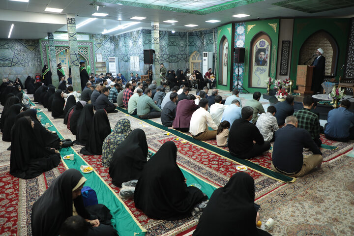 تصاویر/غبارروبی مضجع شریف حضرت موسی مبرقع (ع) در جشن ولادت حضرت زینب (س) / تجلیل از پرستاران نمونه و گروه‌های جهادی