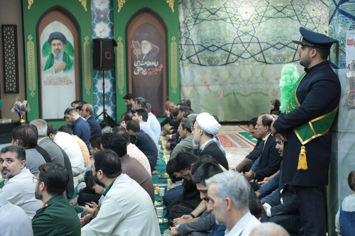 تصاویر/غبارروبی مضجع شریف حضرت موسی مبرقع (ع) در جشن ولادت حضرت زینب (س) / تجلیل از پرستاران نمونه و گروه‌های جهادی