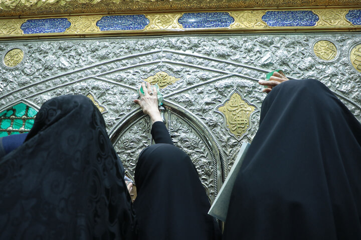 تصاویر/غبارروبی مضجع شریف حضرت موسی مبرقع (ع) در جشن ولادت حضرت زینب (س) / تجلیل از پرستاران نمونه و گروه‌های جهادی