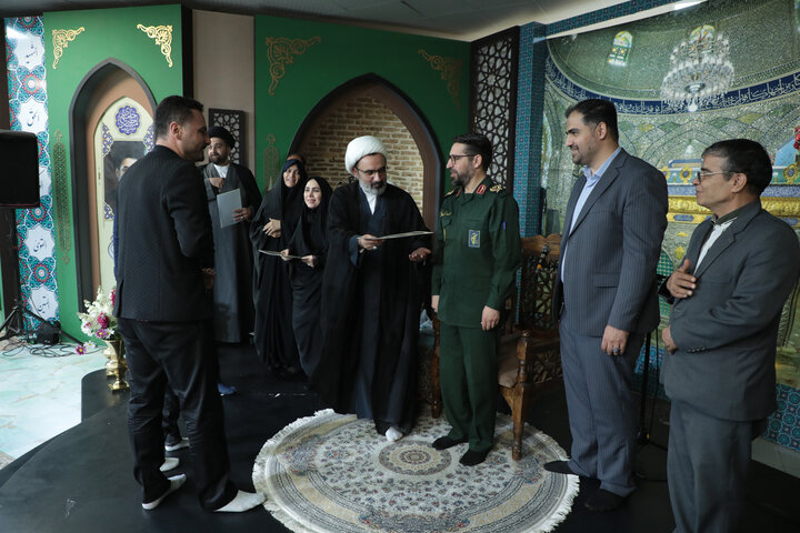 تصاویر/غبارروبی مضجع شریف حضرت موسی مبرقع (ع) در جشن ولادت حضرت زینب (س) / تجلیل از پرستاران نمونه و گروه‌های جهادی