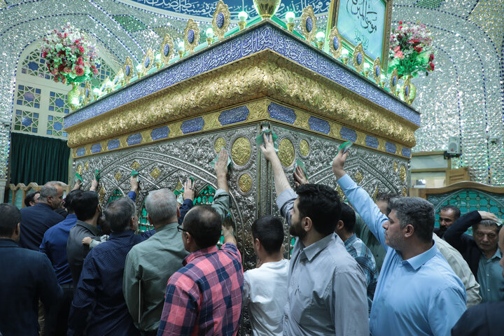 تصاویر/غبارروبی مضجع شریف حضرت موسی مبرقع (ع) در جشن ولادت حضرت زینب (س) / تجلیل از پرستاران نمونه و گروه‌های جهادی