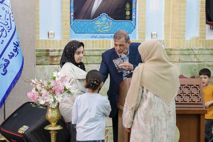تصاویر/ بزرگداشت استاد گلستانه و تجلیل از ۱۴ پرستار نمونه قم در بقعه علی‌بن‌بابویه(ره)