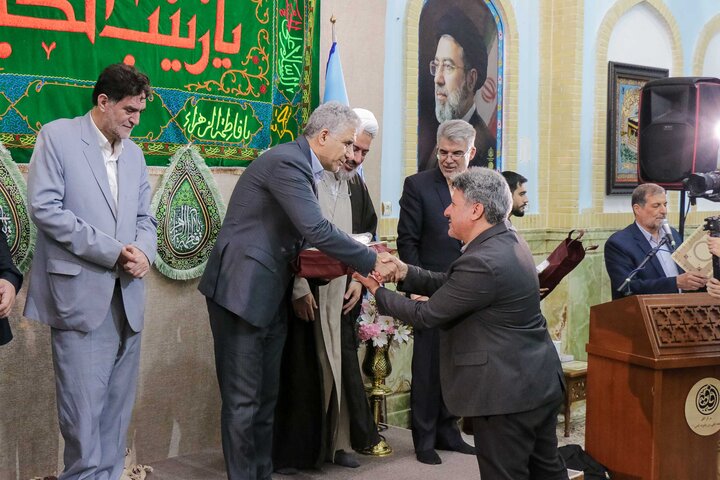 تصاویر/ بزرگداشت استاد گلستانه و تجلیل از ۱۴ پرستار نمونه قم در بقعه علی‌بن‌بابویه(ره)