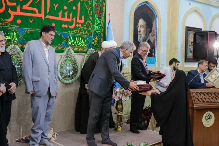 تصاویر/ بزرگداشت استاد گلستانه و تجلیل از ۱۴ پرستار نمونه قم در بقعه علی‌بن‌بابویه(ره)