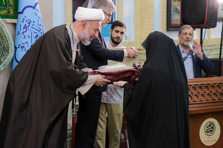 تصاویر/ بزرگداشت استاد گلستانه و تجلیل از ۱۴ پرستار نمونه قم در بقعه علی‌بن‌بابویه(ره)