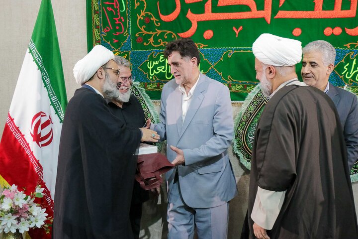 تصاویر/ بزرگداشت استاد گلستانه و تجلیل از ۱۴ پرستار نمونه قم در بقعه علی‌بن‌بابویه(ره)
