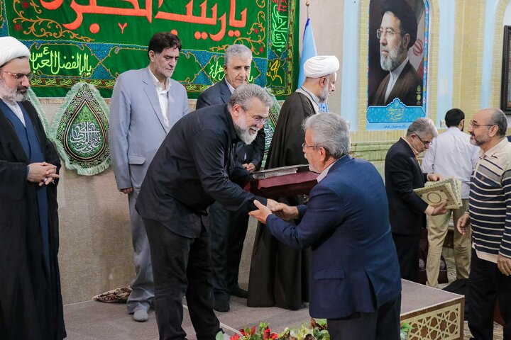 تصاویر/ بزرگداشت استاد گلستانه و تجلیل از ۱۴ پرستار نمونه قم در بقعه علی‌بن‌بابویه(ره)