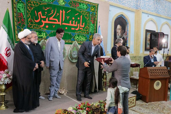 تصاویر/ بزرگداشت استاد گلستانه و تجلیل از ۱۴ پرستار نمونه قم در بقعه علی‌بن‌بابویه(ره)