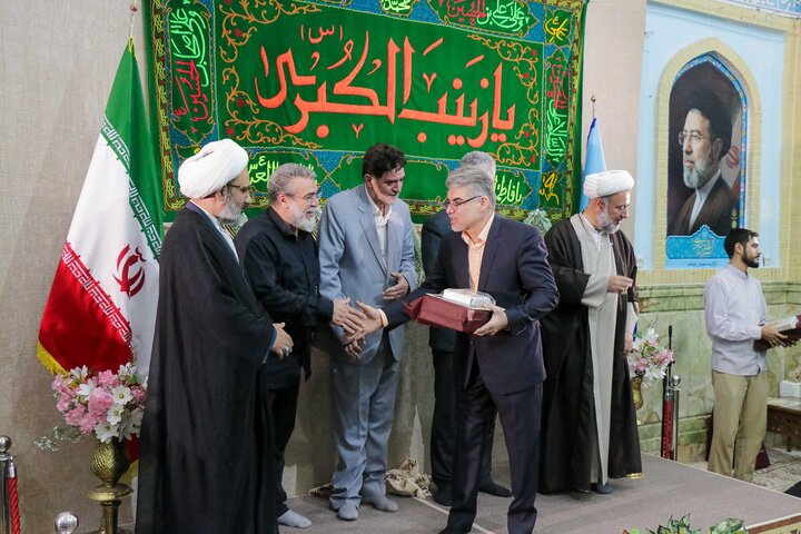 تصاویر/ بزرگداشت استاد گلستانه و تجلیل از ۱۴ پرستار نمونه قم در بقعه علی‌بن‌بابویه(ره)