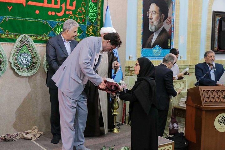تصاویر/ بزرگداشت استاد گلستانه و تجلیل از ۱۴ پرستار نمونه قم در بقعه علی‌بن‌بابویه(ره)