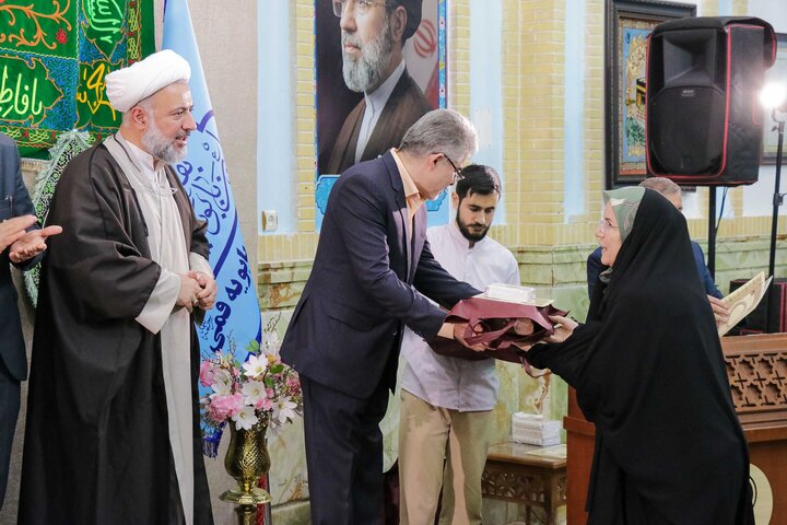تصاویر/ بزرگداشت استاد گلستانه و تجلیل از ۱۴ پرستار نمونه قم در بقعه علی‌بن‌بابویه(ره)