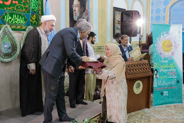 تصاویر/ بزرگداشت استاد گلستانه و تجلیل از ۱۴ پرستار نمونه قم در بقعه علی‌بن‌بابویه(ره)
