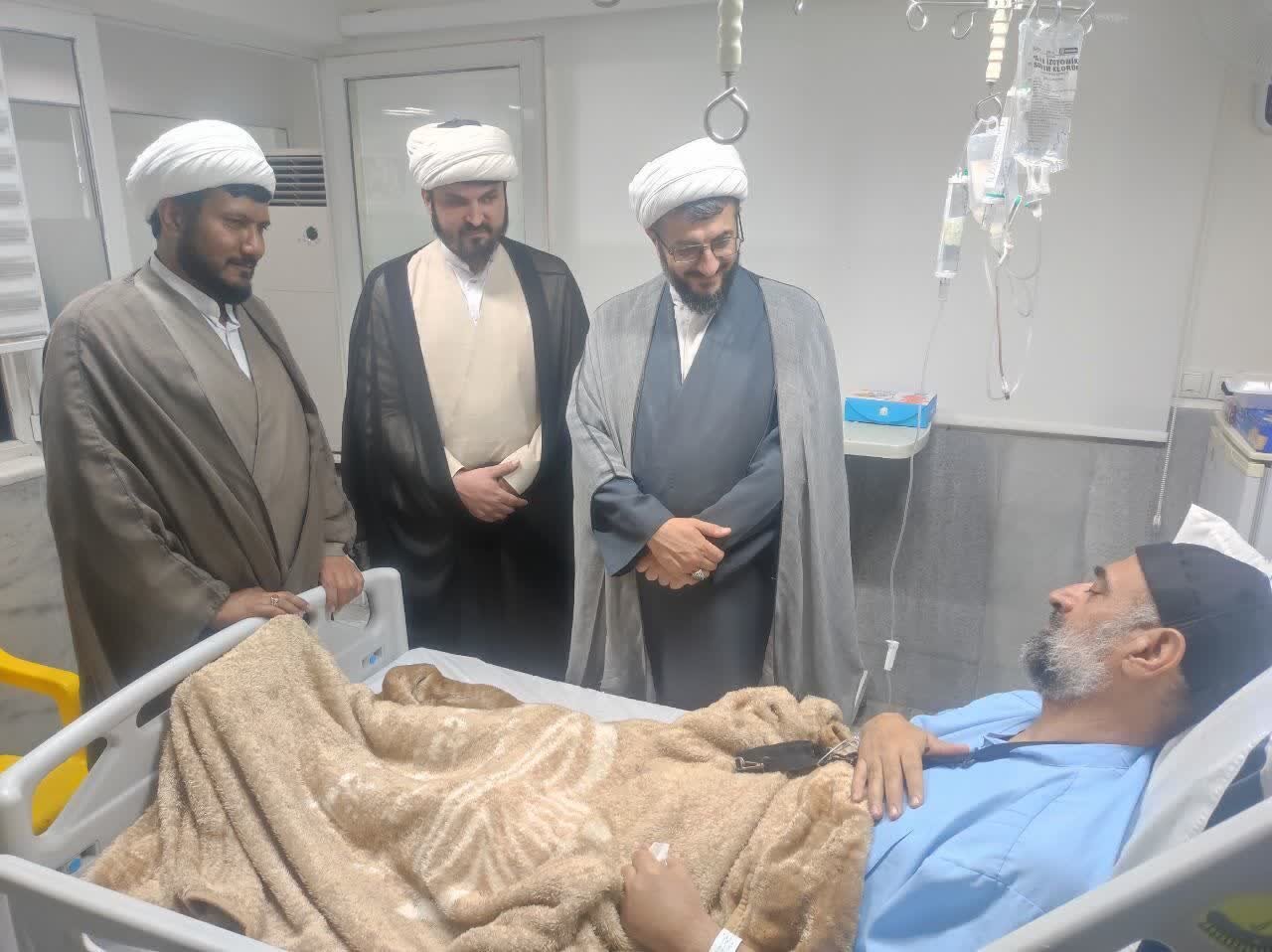عیادت معاون پژوهش حوزه‌های علمیه از پژوهشگر برتر جشنواره علامه حلی در کاشان