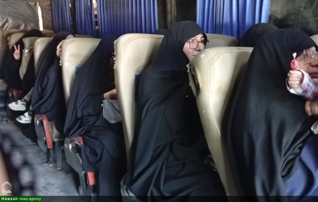 وقتی زائران میلاد حضرت زینب (س) بر مزار «یار دیرین رهبر» حاضر شدند + عکس