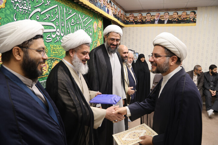 تصاویر / اهدای مدارک تخصصی حفظ قرآن کریم به حافظان همدانی