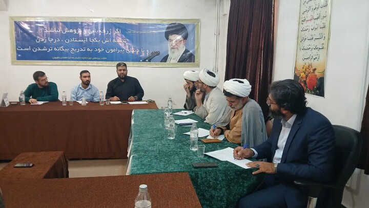 تصاویر / برگزاری کرسی آزاد اندیشی با محوریت تفاهم نامه اسلام آباد در مدرسه علمیه سفیران علویون