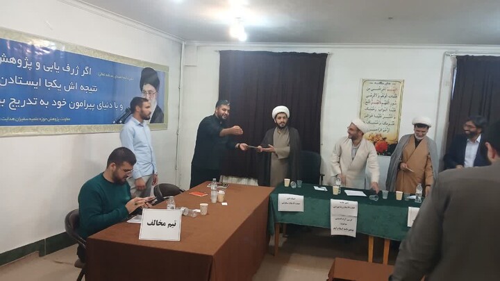 تصاویر / برگزاری کرسی آزاد اندیشی با محوریت تفاهم نامه اسلام آباد در مدرسه علمیه سفیران علویون