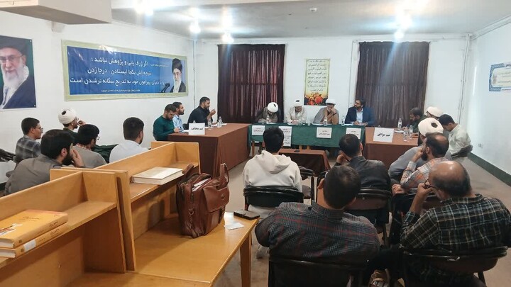 تصاویر / برگزاری کرسی آزاد اندیشی با محوریت تفاهم نامه اسلام آباد در مدرسه علمیه سفیران علویون