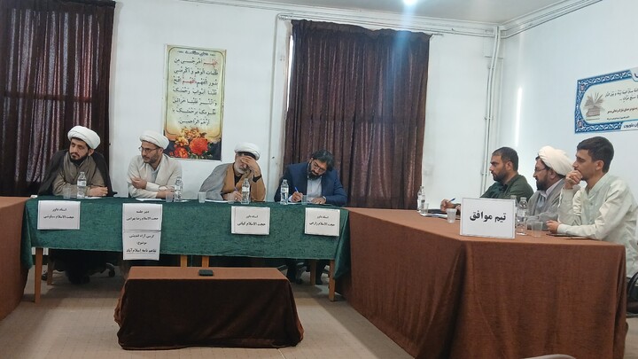 تصاویر / برگزاری کرسی آزاد اندیشی با محوریت تفاهم نامه اسلام آباد در مدرسه علمیه سفیران علویون