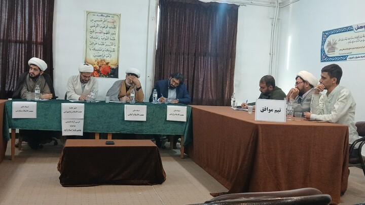 تصاویر / برگزاری کرسی آزاد اندیشی با محوریت تفاهم نامه اسلام آباد در مدرسه علمیه سفیران علویون