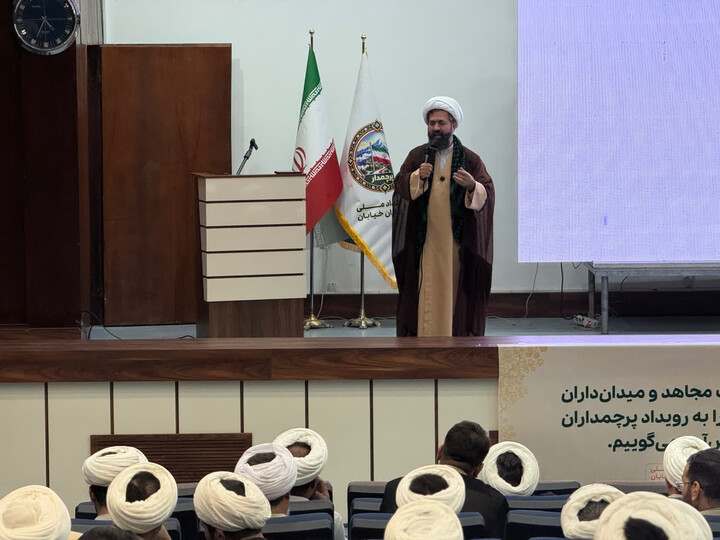 تصاویر / تجلیل از طلایه‌دارانِ جهاد و خدمت در تبریز؛ تکریم طلاب میدان‌دار شمال‌غرب کشور