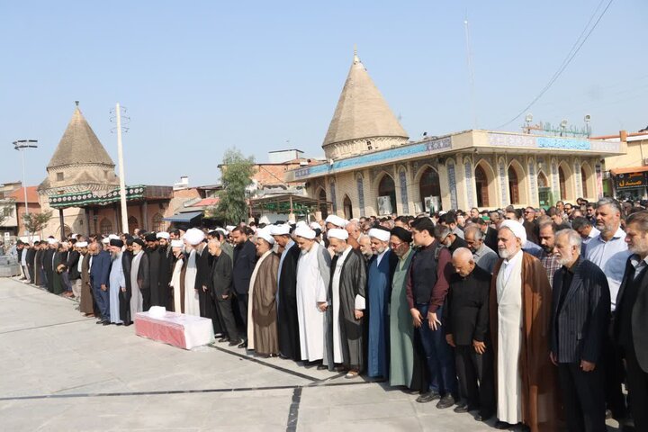 تصاویر/  اقامه نماز نماینده ولی فقیه در مازندران بر پیکر حجت‌الاسلام والمسلمین مرحوم شیخ یاسر طاهری از روحانیون ساری