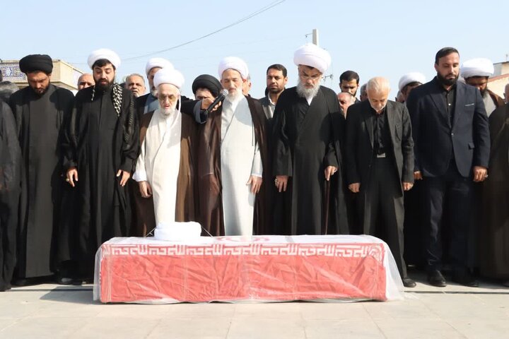 تصاویر/  اقامه نماز نماینده ولی فقیه در مازندران بر پیکر حجت‌الاسلام والمسلمین مرحوم شیخ یاسر طاهری از روحانیون ساری
